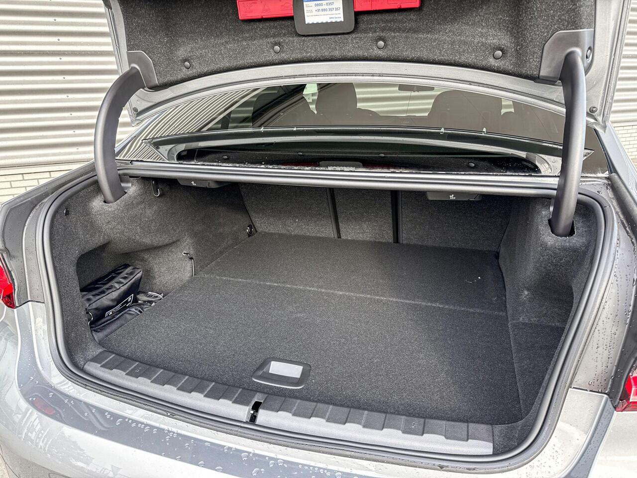 BMW 3-SERIE Sedan 330e M Sportpakket Pro / Comfort Pack / Elektrisch glazen schuif-/kanteldak / HiFi System