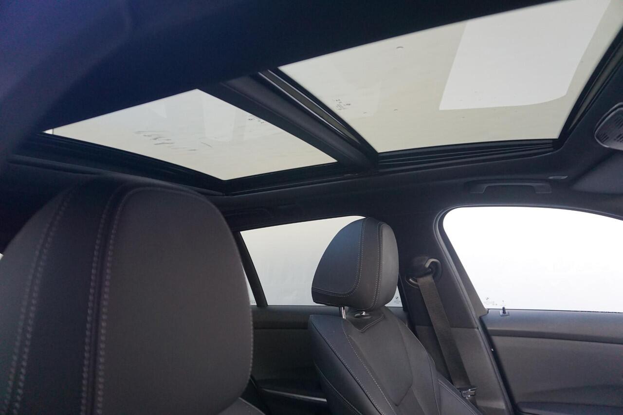 BMW 3-SERIE Touring 330e M Sport | Trekhaak / Panoramadak / Comfort Access / Active Cruise Control / HIFI / Stoelverwarming