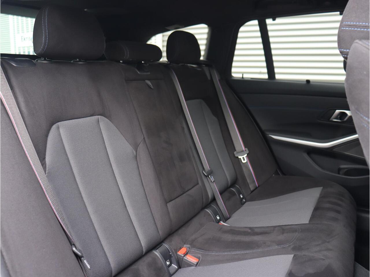 BMW 3-SERIE Touring 330e | M Sportpakket Pro | Panodak | Trekhaak | Harman Kardon | Parking Assistant Plus | Adaptive Cruise Control | Comfort Access | Elektr. Voorstoelen | Driving Assistant | Adaptive Onderstel | 19'' LMV