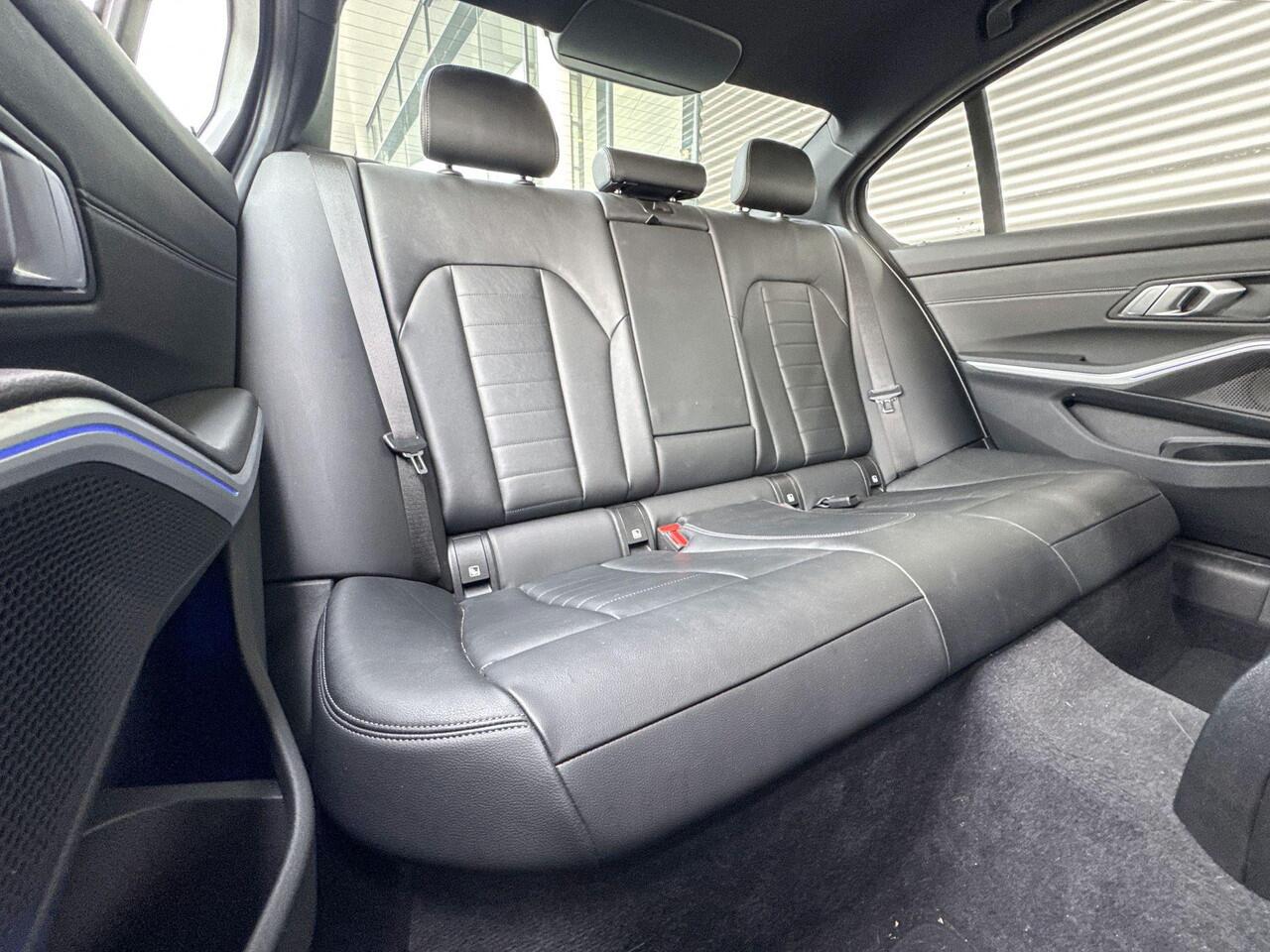 BMW 3-SERIE Sedan 320i High Executive / M Sportpakket / Audio Media Pack / Safety Pack / Parking Pack / 19 inch