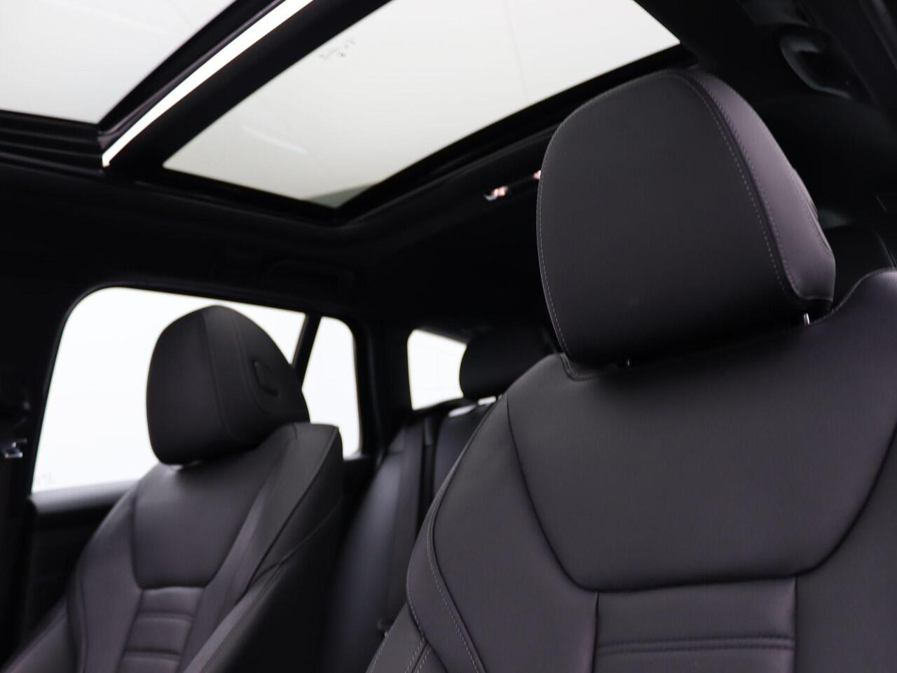 BMW 3-SERIE 320e Touring High Executive | Luxury Line | Parking Pack | Achteruitrijcamera | Panoramadak | Sportstoelen | Head-Up Display | 17"