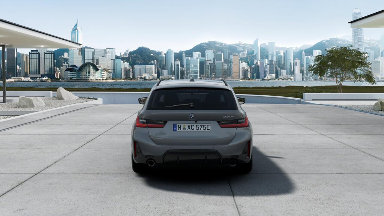 BMW 3-SERIE Touring 330e M Sport Automaat / Panoramadak / Sportstoelen / Achteruitrijcamera / Comfort Access / Adaptieve LED / Stoelverwarming /