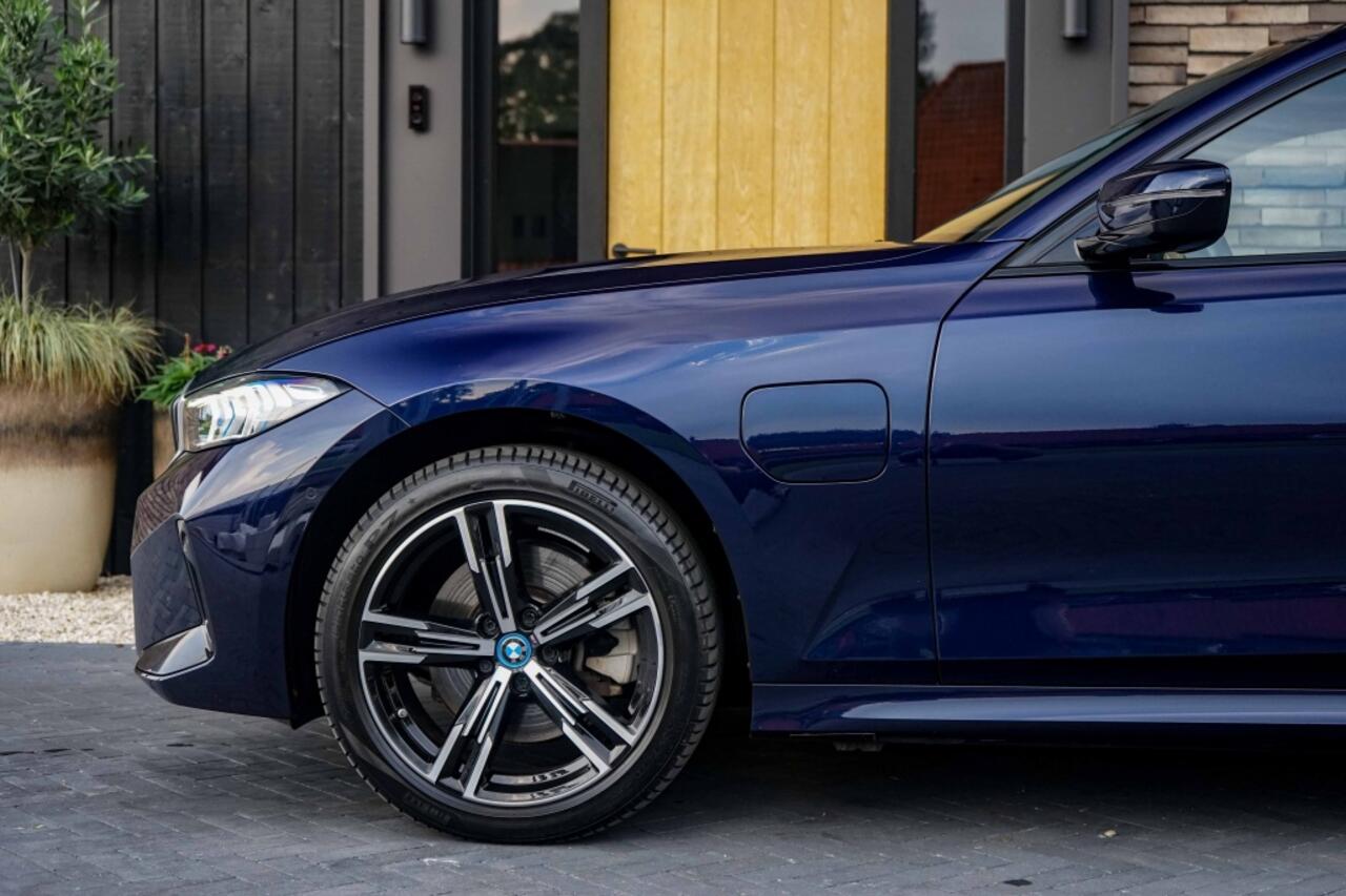 BMW 3-SERIE 330e xDrive M-Sport Individual