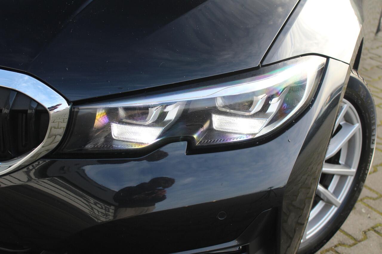 BMW 3-SERIE Touring 318i High Executive | Incl. 12 maanden garantie | Trekhaak elektrisch uitklapbaar | Harman/Kardon audio | Apple Carplay/Android Auto | Sport stoelen | DAB | Voorstoelen verwarmd | Elektrische achterklep | Cruise control adaptief |