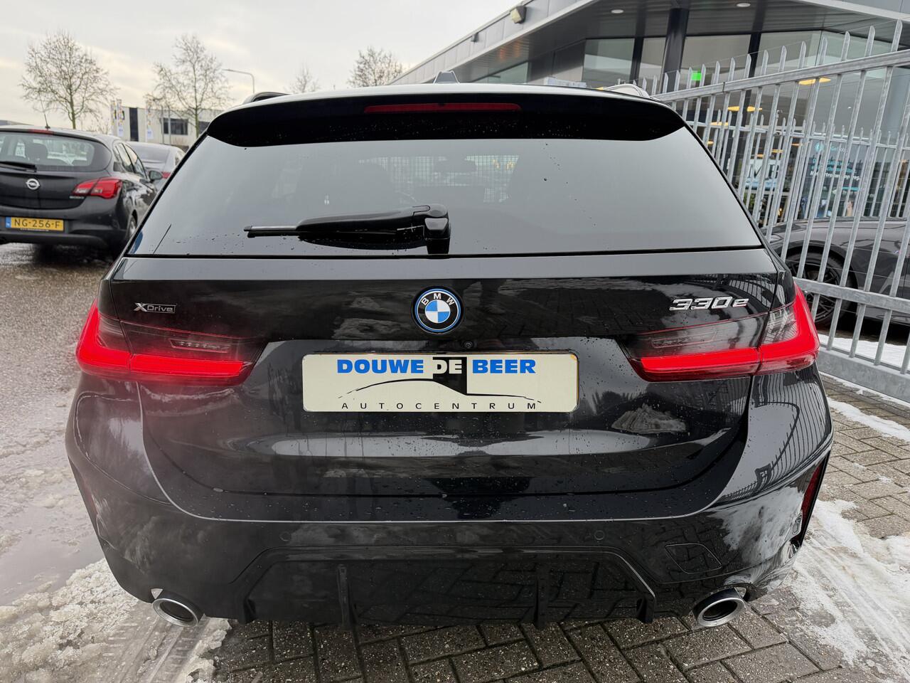 BMW 3-SERIE Touring 330e xDrive M Sport Pano-Dak | Adapt. Cruise | M-Stoelen | HUD | Stoelverw.