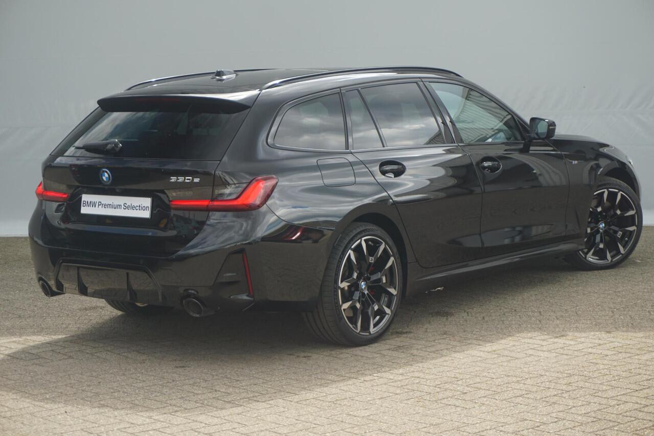 BMW 3-SERIE Touring 330e M Sport Pro | Trekhaak / Panoramadak / Head-up / Harman Kardon / Elektrische stoelen met geheugen /360*Camera's / Comfort Access / Ddodehoek detectie