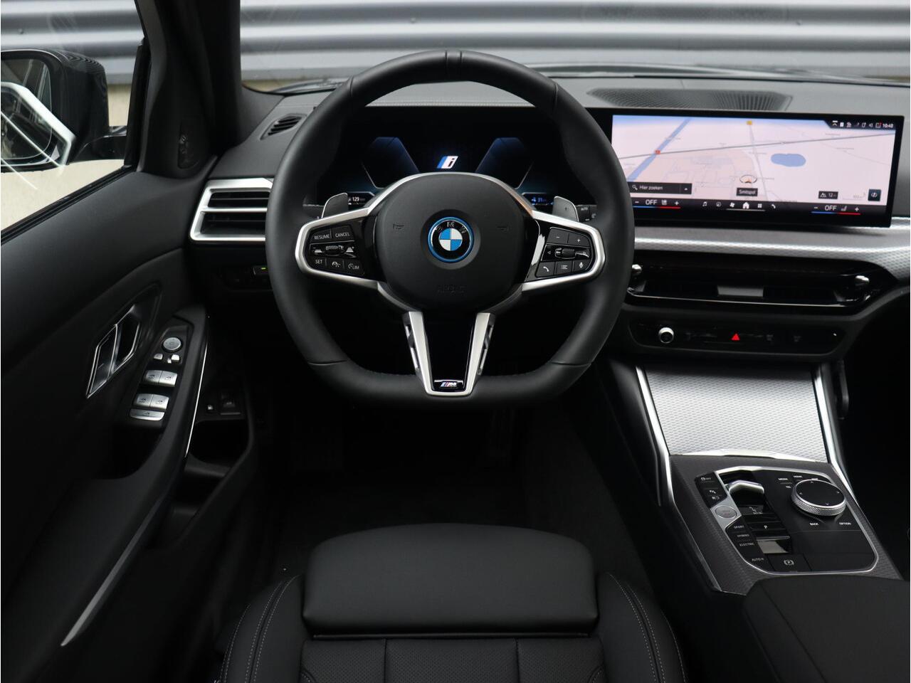 BMW 3-SERIE Touring 330e | M Sportpakket Pro | Panodak | Harman Kardon | Trekhaak | Comfort Access | Adaptive Cruise Control | Adaptieve LED Koplampen | 19'' LMV