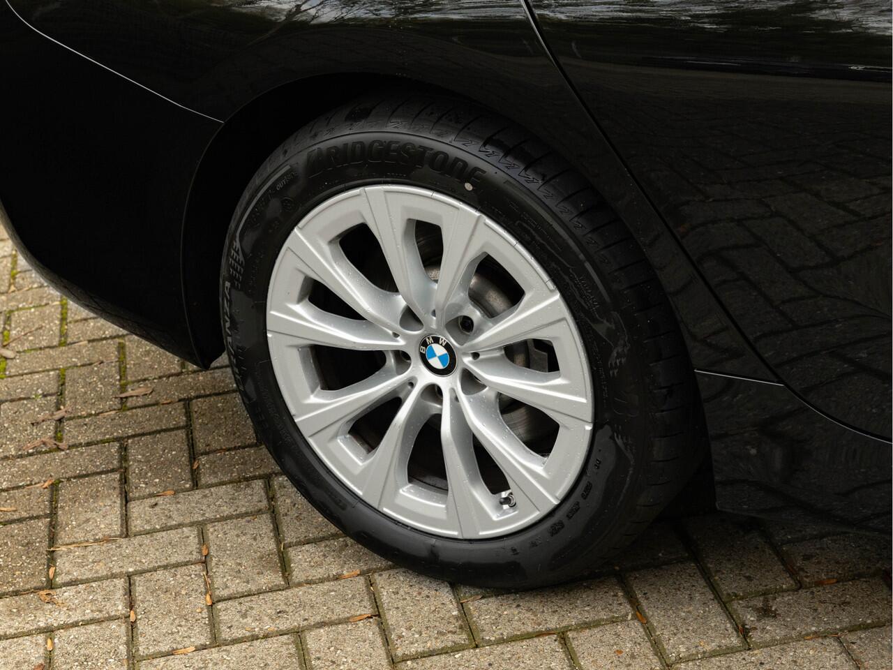 BMW 3-SERIE Touring 330e xDrive - Panorama - ACC - Hifi - Sportstoelen - Stoelverwarming