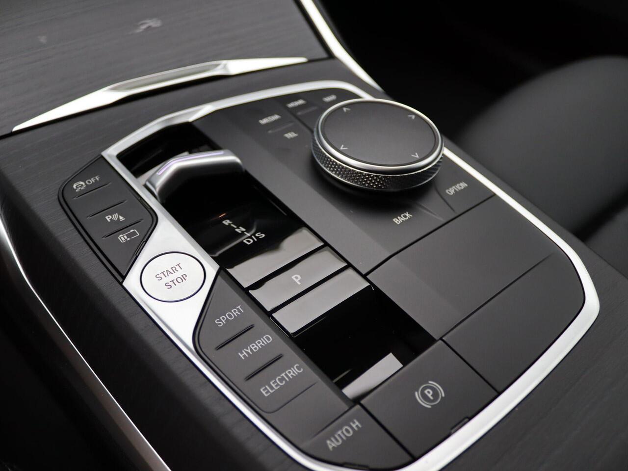 BMW 3-SERIE Touring 330e M Sportpakket Pro | Comfort Pack | Stuurwielrand Verwarmd | Trekhaak | Panoramadak | Active Cruise Control | Harman Kardon | 19''