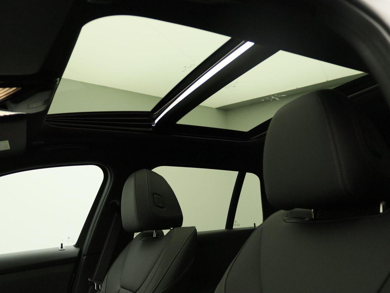 BMW 3-SERIE Touring 330e M Sportpakket Pro | Innovation Pack | Comfort Pack | Trekhaak | Panoramadak | Elektrisch Verstelbare Stoelen | Driving Assistant Professional | Harman Kardon | 19''