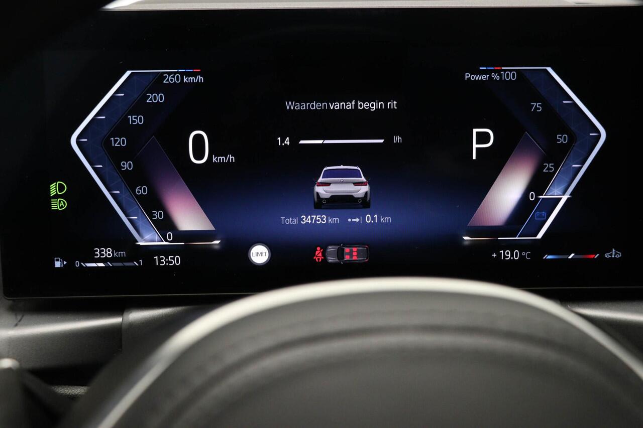 BMW 3-SERIE Touring 320i M-Sport | PANORAMADAK | ENTERTAINMENT / COMFORT / TREKHAAK