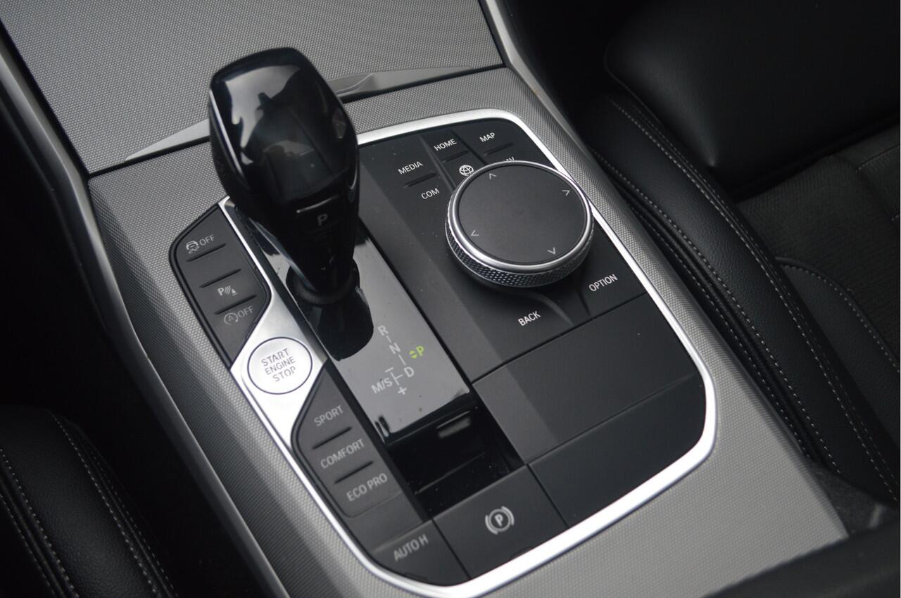 BMW 3-SERIE 320i High Executive Automaat / Schuif-kanteldak / Sportstoelen / Stoelverwarming / Airconditioning / Cruise Control / PDC / Live Cockpit Professional