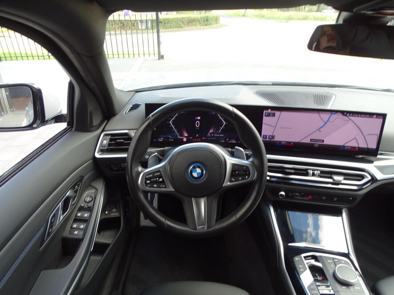 BMW 3-SERIE 330e Touring M Sportpakket Elek.Sportstoelen Driv.Ass. Active Cruis control HiFi Ada.Led 20'' LM Velgen