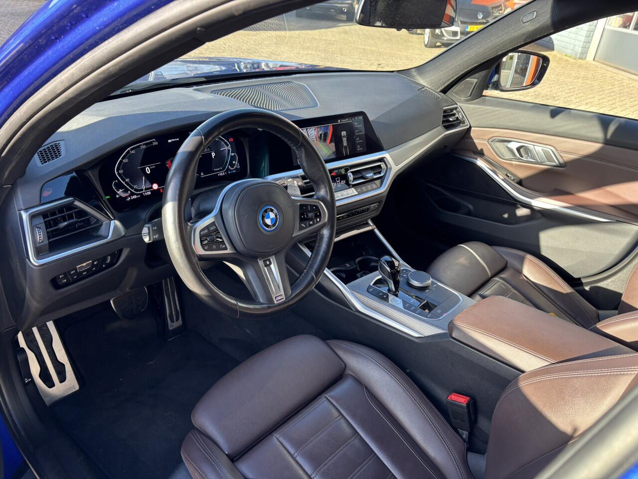 BMW 3-SERIE Touring /320e Business Edition Plus M Sport Pakket / Portimao Blau / Stoel & Stuurverwarming / Wegklapbare Trekhaak /