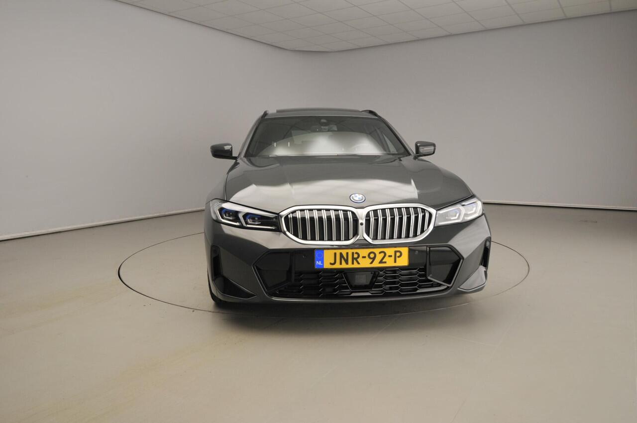 BMW 3-SERIE Touring 330e | M-Sportpakket | LED | HUD | Schuifdak | Active Cruise | Trekhaak | DAB | Hifi speakers | Alu 18 inch