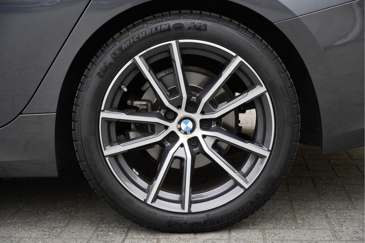 BMW 3-SERIE 318i Automaat! Executive Edition BJ2020 Lmv 18" | Led | Pdc | Navi | Achteruitrijcamera | Dashboard verlichting | Virtual cockpit | Climate control | Adaptieve cruise control | Sportstoelen | Zwarte hemel | Extra getint glas