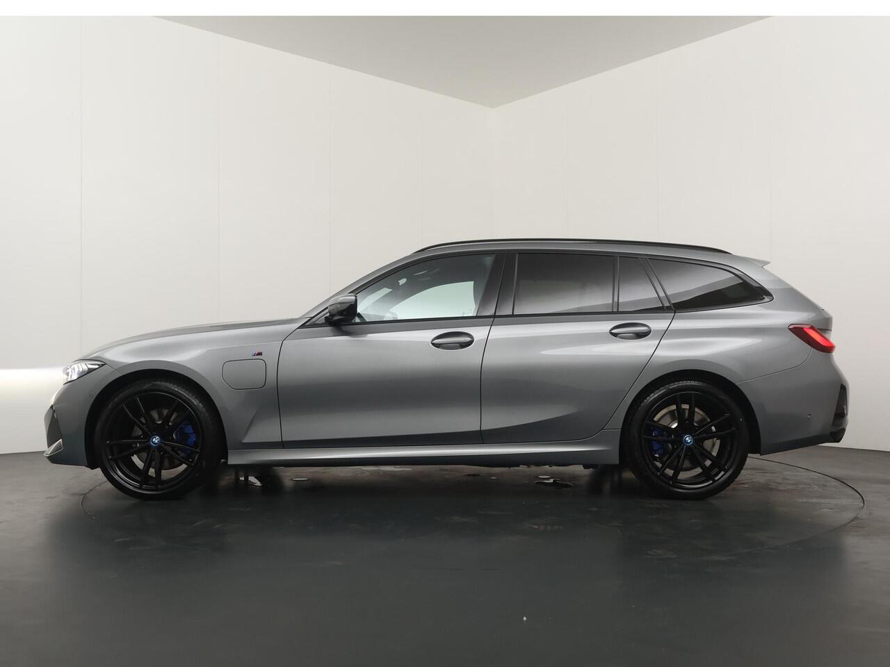BMW 3-SERIE Touring 330e M-Sportpakket | Adaptive Cruise | Comfort Access | Head-Up | Panoramadak | Harman Kardon | Elektrisch bedienbare stoelen