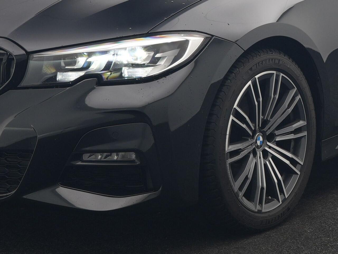 BMW 3-SERIE Touring 320i M Sport 184pk | Adaptive Cruise | Alcantara Sportstoelen Verwarmd | Apple Carplay | Sfeerverlichting | Virtual | Navigatie | DAB |