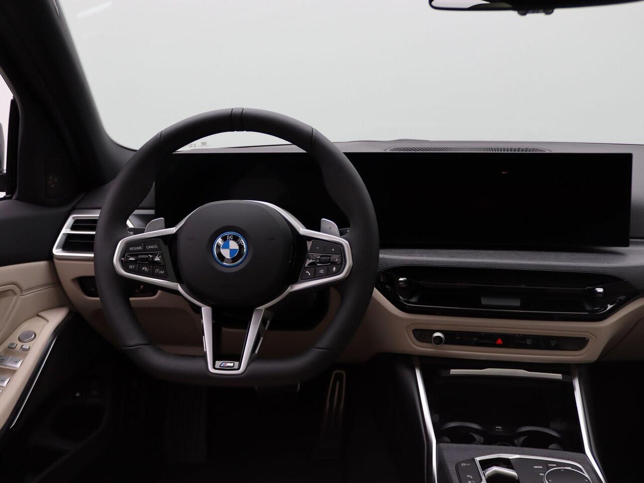 BMW 3-SERIE Touring 330e M Sportpakket Pro | Comfort Pack | Stuurwielrand Verwarmd | Trekhaak | Panoramadak | Driving Assistant | Active Cruise Control | Harman Kardon | 19'' | Ekris Selection