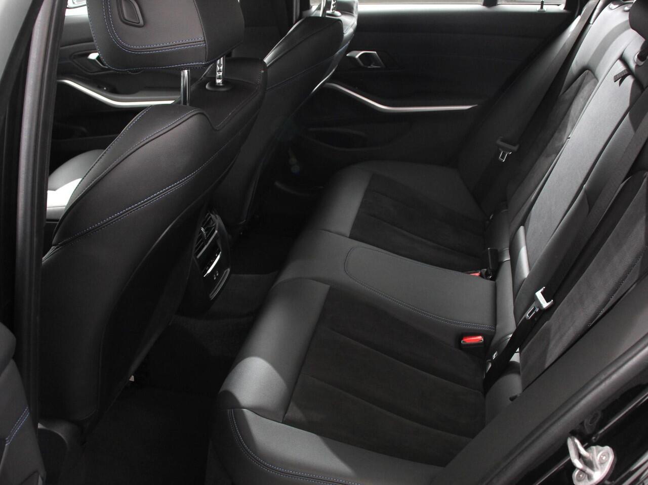 BMW 3-SERIE Touring 330e Touring M Sport PHEV | DEMO ! | Navigatie Climate Control Lichtmetalen velgen LED Virtual Cockpit Parkeersensoren Voor en Achter Achteruitrijcamera Apple carplay/ Andriod auto Stoelverwarming Stuur verwarming Elektrische achterklep Prijs Incl