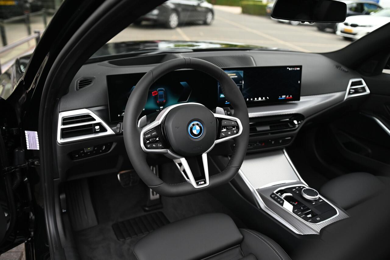BMW 3-SERIE Touring 330e M Sport Automaat / Panoramadak / Trekhaak / Sportstoelen / Active Cruise Control / Adaptieve LED / Parking Assistant Plus / Comfort Access