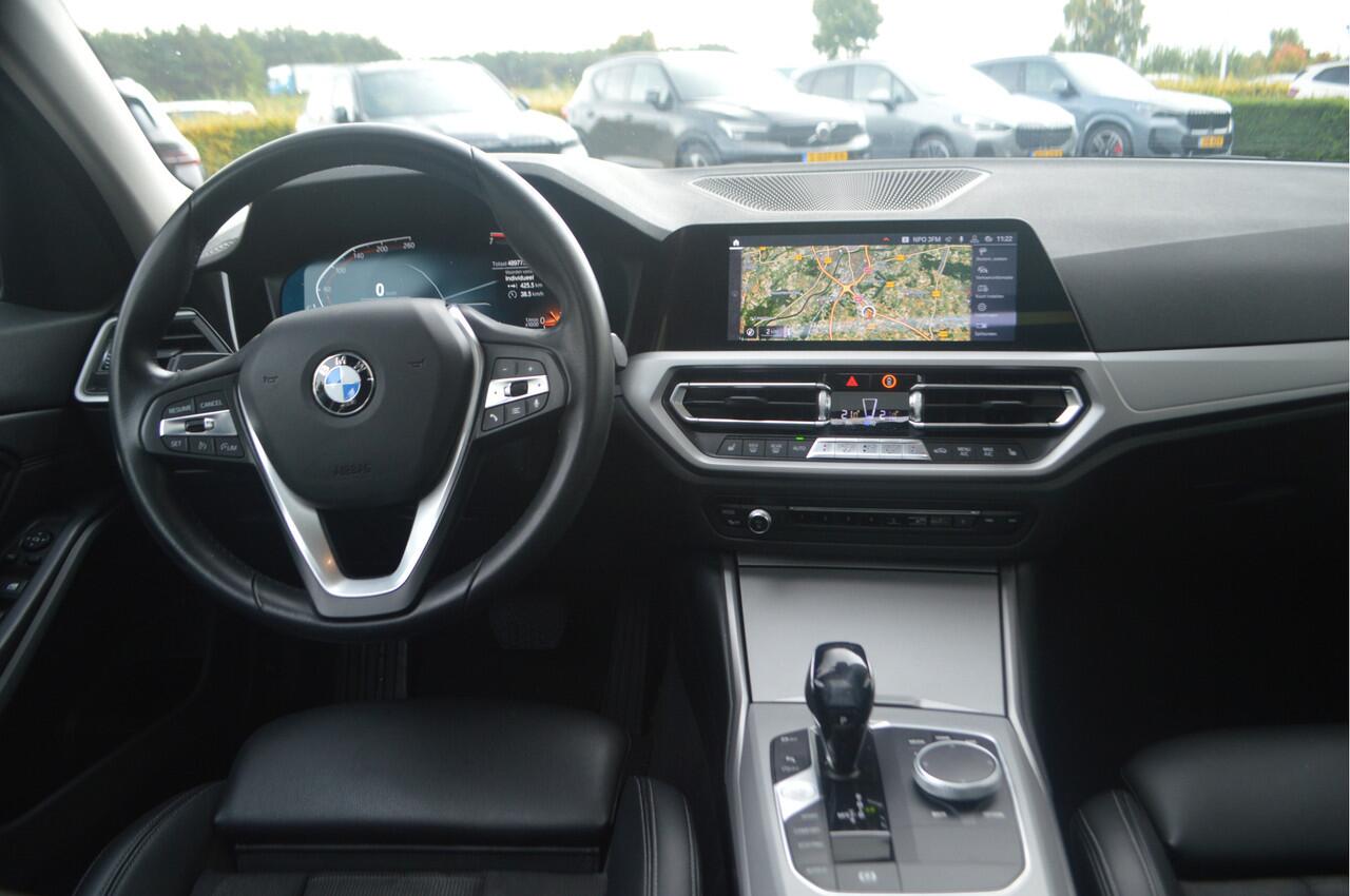 BMW 3-SERIE 320i High Executive Automaat / Schuif-kanteldak / Sportstoelen / Stoelverwarming / Airconditioning / Cruise Control / PDC / Live Cockpit Professional