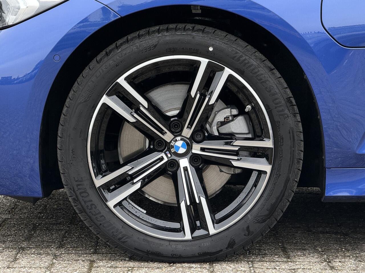 BMW 3-SERIE Touring 330e | NW Model | M-Sport | 18'' | Panorama | Camera | Elek. Trekhaak | HiFi