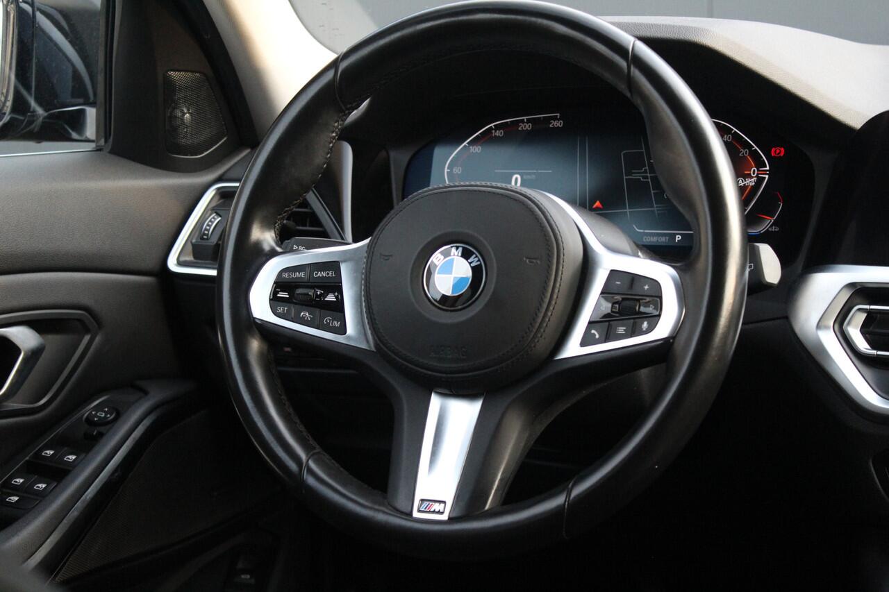 BMW 3-SERIE Touring 318i High Executive | Incl. 12 maanden garantie | Trekhaak elektrisch uitklapbaar | Harman/Kardon audio | Apple Carplay/Android Auto | Sport stoelen | DAB | Voorstoelen verwarmd | Elektrische achterklep | Cruise control adaptief |