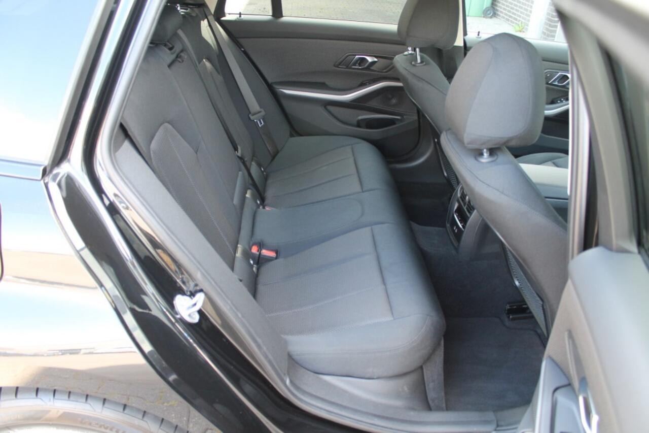 BMW 3-SERIE 320e - Elektr. Achterklep - Parkeercamera - Apple CarPlay