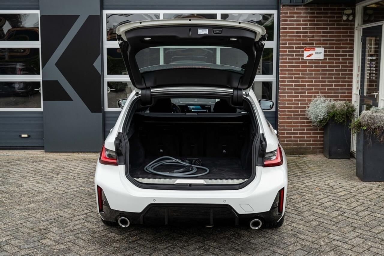 BMW 3-SERIE 330e xDrive M Sport LCI | Facelift | Shadow | Trekhaak | Widescreen | Hifi | Camera | 18' inch |