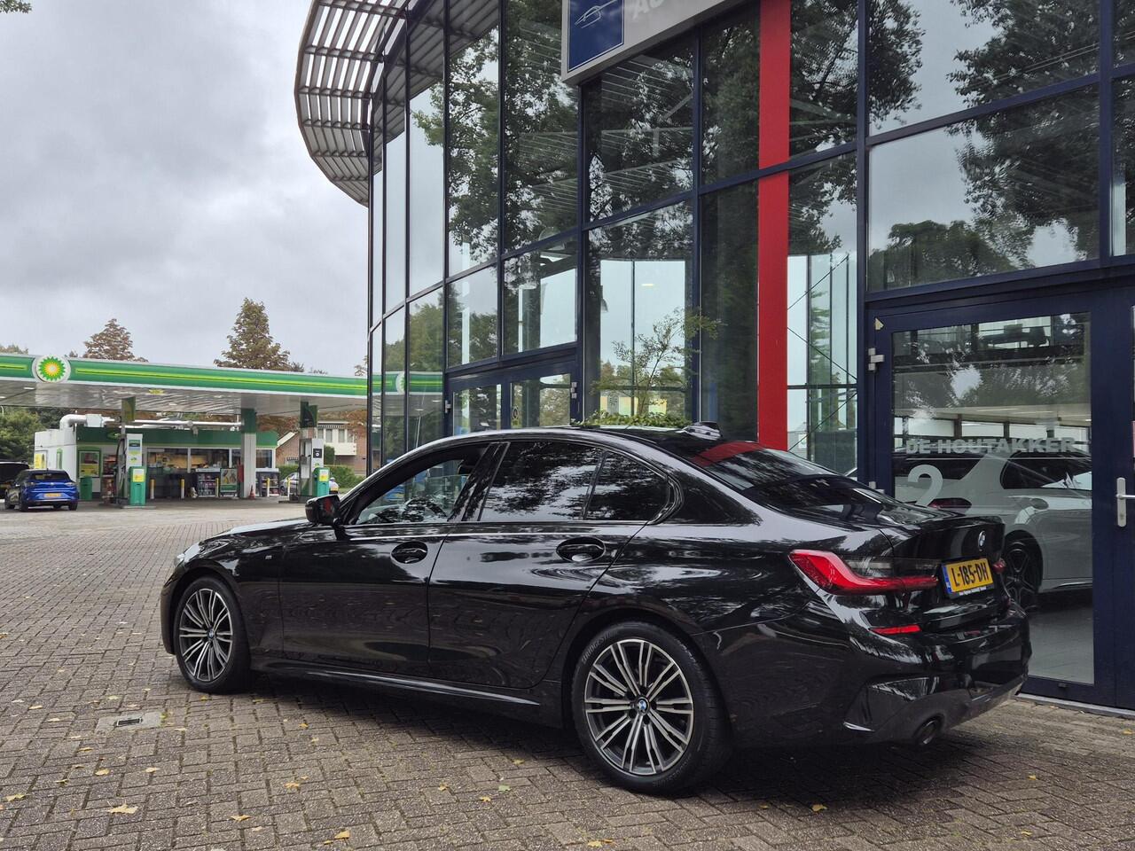 BMW 3-SERIE 318i High Executive | M Sport Pack | PDC+Camera | Climate | Panoramadak | Leder |