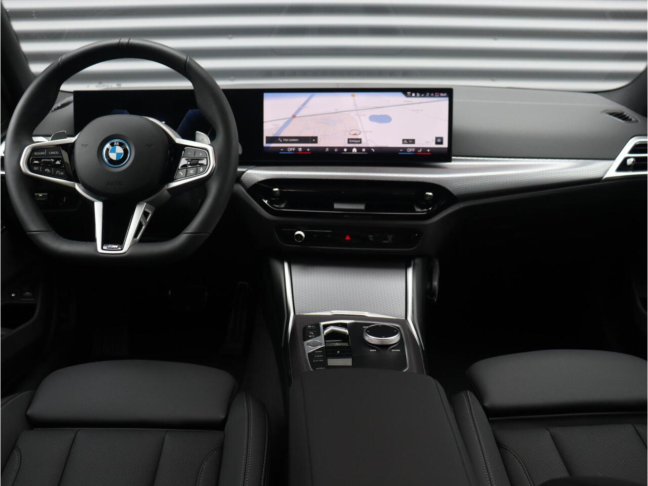 BMW 3-SERIE Touring 330e | M Sportpakket Pro | Panodak | Harman Kardon | Trekhaak | Comfort Access | Adaptive Cruise Control | Adaptieve LED Koplampen | 19'' LMV