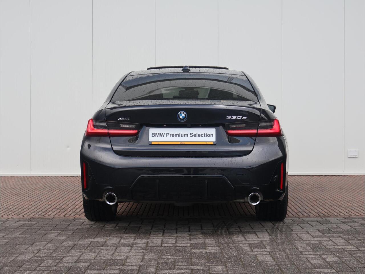 BMW 3-SERIE 330e xDrive M-Sportpakket / Harman Kardon / Elektrisch Verstelbare Stoelen / Active Cruise control / Schuif - Kanteldak / 19 '' /