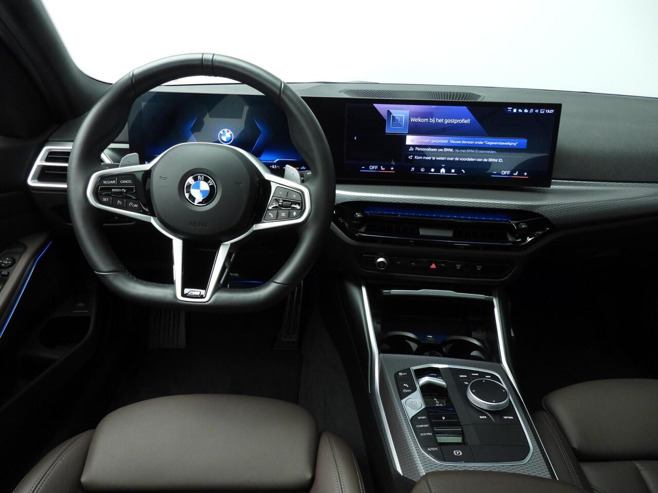BMW 3-SERIE Touring 318i | M-Sportpakket | LED | Leder | Navigatie | Schuifdak | Trekhaak | Stoelverwarming | DAB | Alu 19 inch