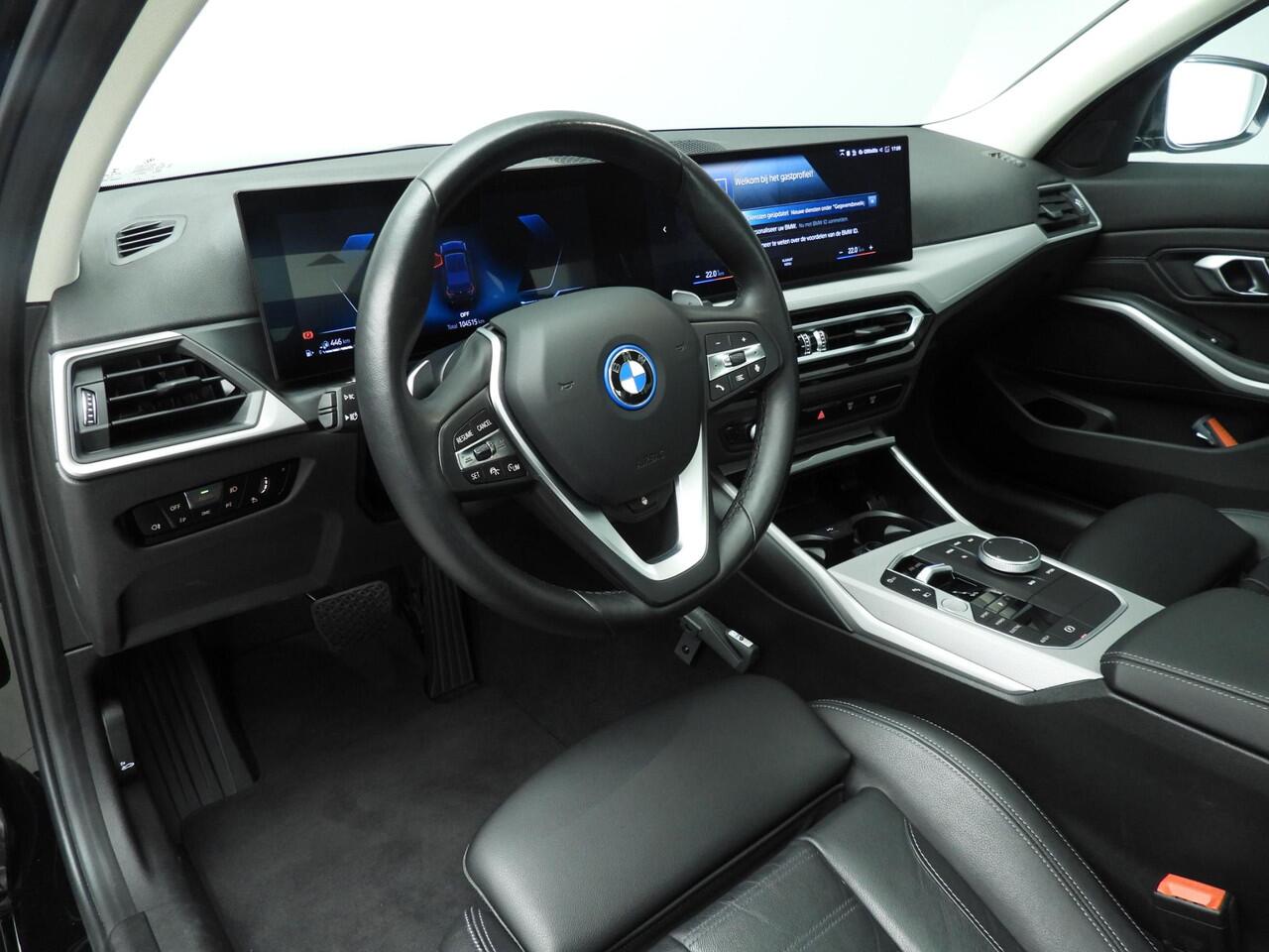 BMW 3-SERIE Sedan 330e | LED | Leder | Navigatie | Active cruise | Schuifdak | DAB | Hifi speakers | Alu 17 inch