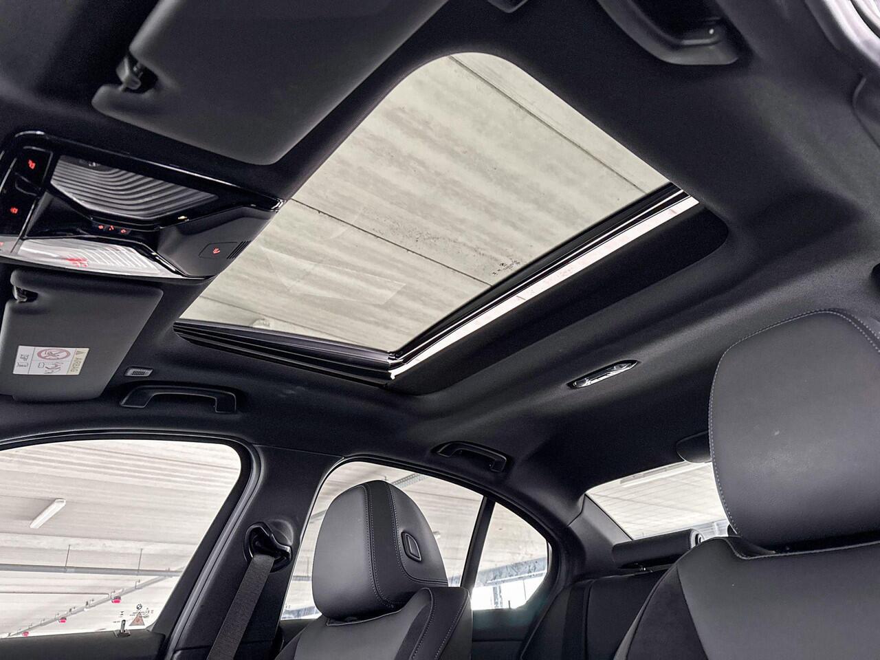 BMW 3-SERIE Sedan 318i | M-Sport | Travel Pack | Entertainment Pack | Schuif-/kanteldak | Selections