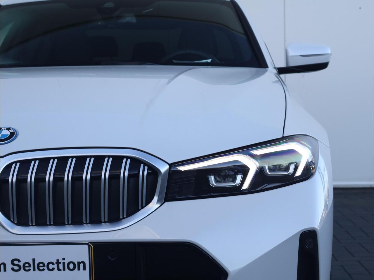 BMW 3-SERIE 330e M Sportpakket/ Panoramadak/ Trekhaak/ Stoelverwarming/ achteruitrijcamera/ 19" LMV