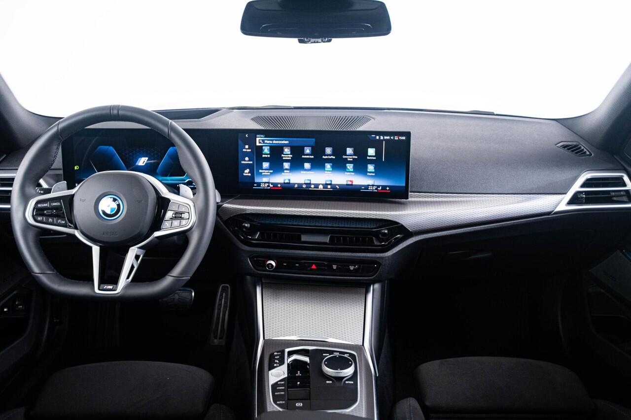 BMW 3-SERIE Touring 330e Long Range - M Sport - Trekhaak - Panoramadak - Elektrisch verstelbare/verwarmde stoelen - Parking/Driving Assistant - Harman Kardon - Getinte ruiten - Comfort Access - Ambiance verlichting -