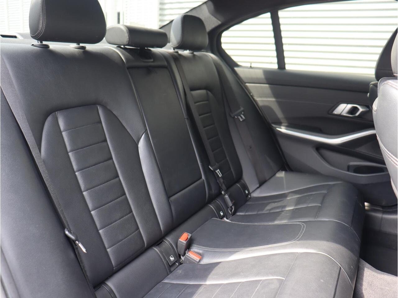BMW 3-SERIE Sedan 330e | High Executive | M Sportpakket | Elektr. Stoelen | Comfort Access | Verwarmd Stuurwiel | Getint Glas | 19'' LMV