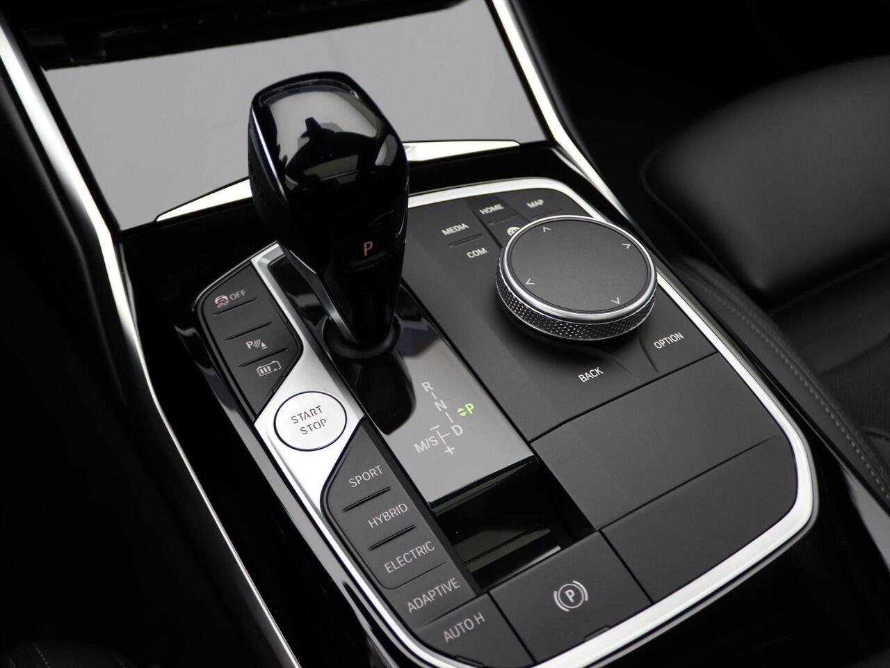 BMW 3-SERIE Touring 330e Model Sport Line | Stuurwielrand Verwarmd | M Adaptief onderstel | Comfort Access | Achteruitrijcamera | Panoramadak | Elektrisch Verstelbare Sportstoelen | Driving Assistant | Laserlight | Head-Up Display | DAB | HiFi | 17''