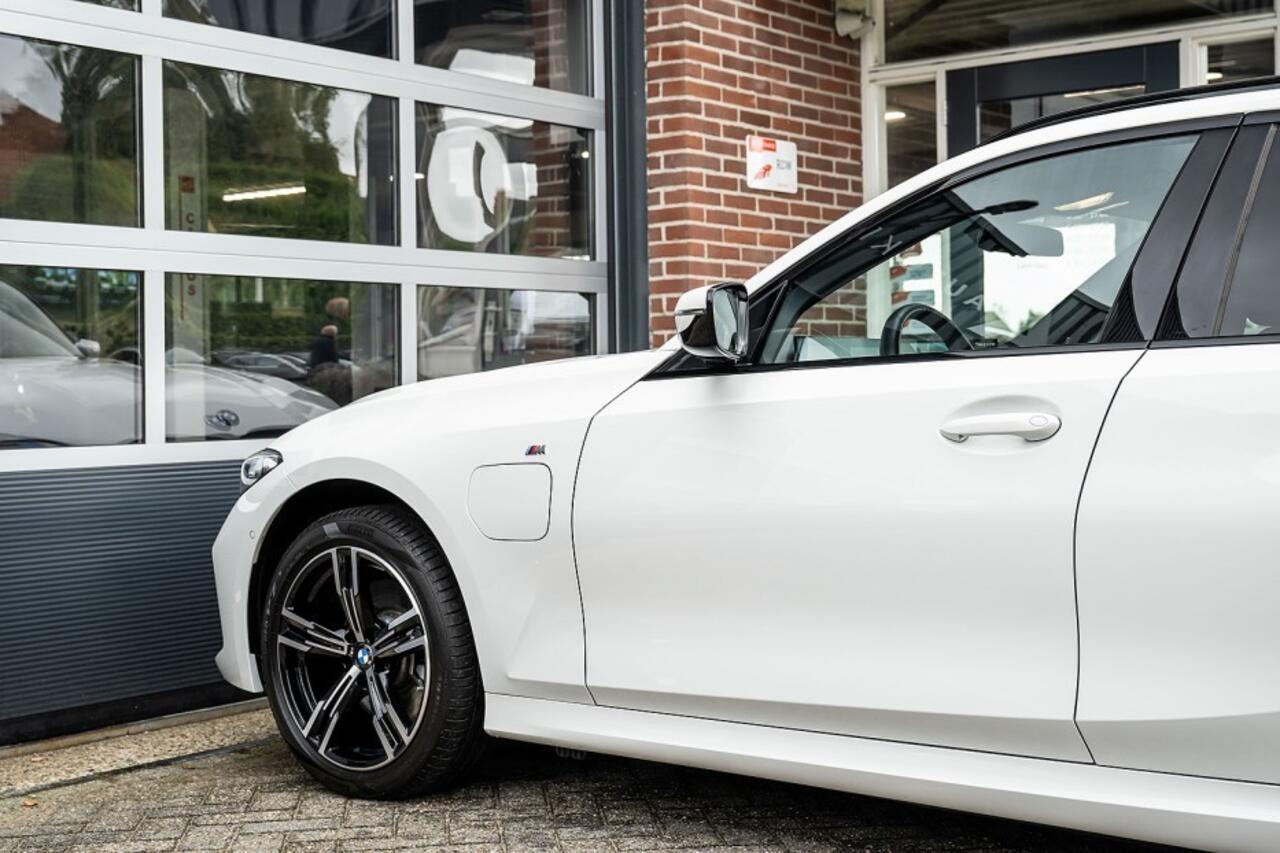 BMW 3-SERIE 330e xDrive M Sport LCI | Facelift | Shadow | Trekhaak | Widescreen | Hifi | Camera | 18' inch |