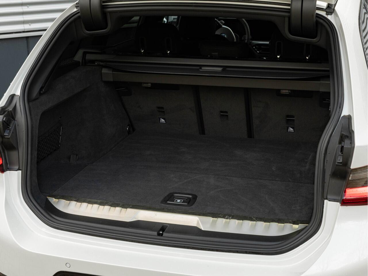 BMW 3-SERIE Touring 330e xDrive - M-Sport - LCI 2 - Memoryzetel - Head-up - Driving + Parking Ass