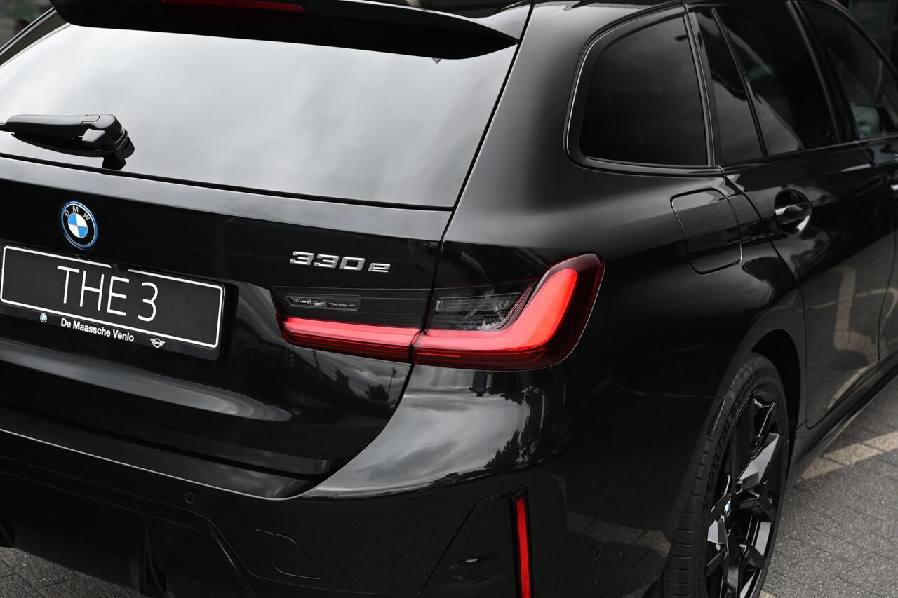 BMW 3-SERIE Touring 330e M Sport Automaat / Panoramadak / Trekhaak / Sportstoelen / Active Cruise Control / Adaptieve LED / Parking Assistant Plus / Comfort Access