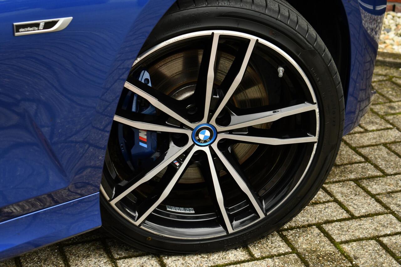 BMW 3-SERIE 330e xDrive M-Sport Pro Pano M-zetels ACC HUD 19inch El-klep