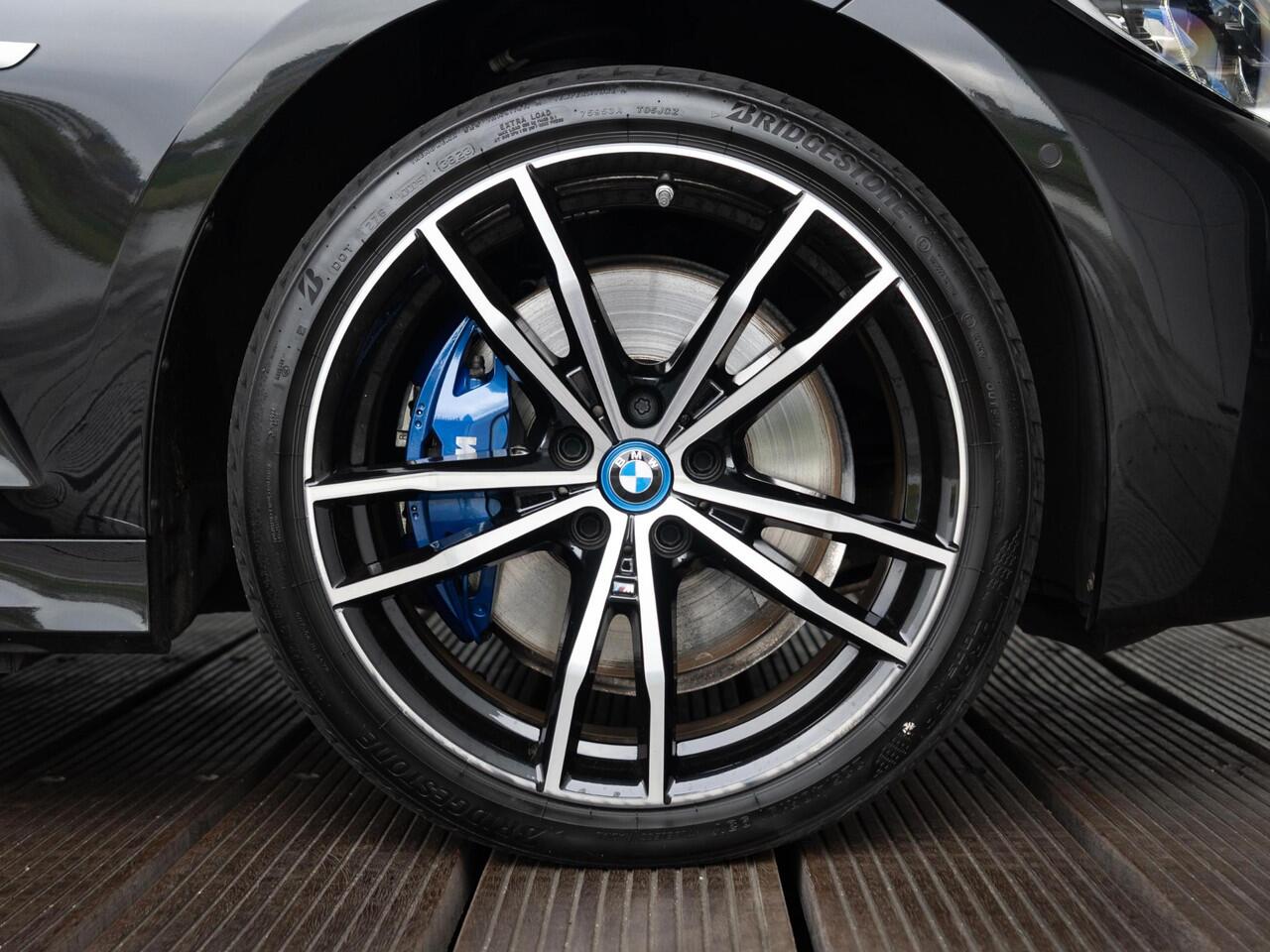 BMW 3-SERIE Touring 330e xDrive | M Sport | Innovationspakket | Verwarmd Stuurwiel | Comfort Access | Achteruitrijcamera | Panoramadak | Stoelverwarming | Head-Up Display | Laserlight | Trekhaak