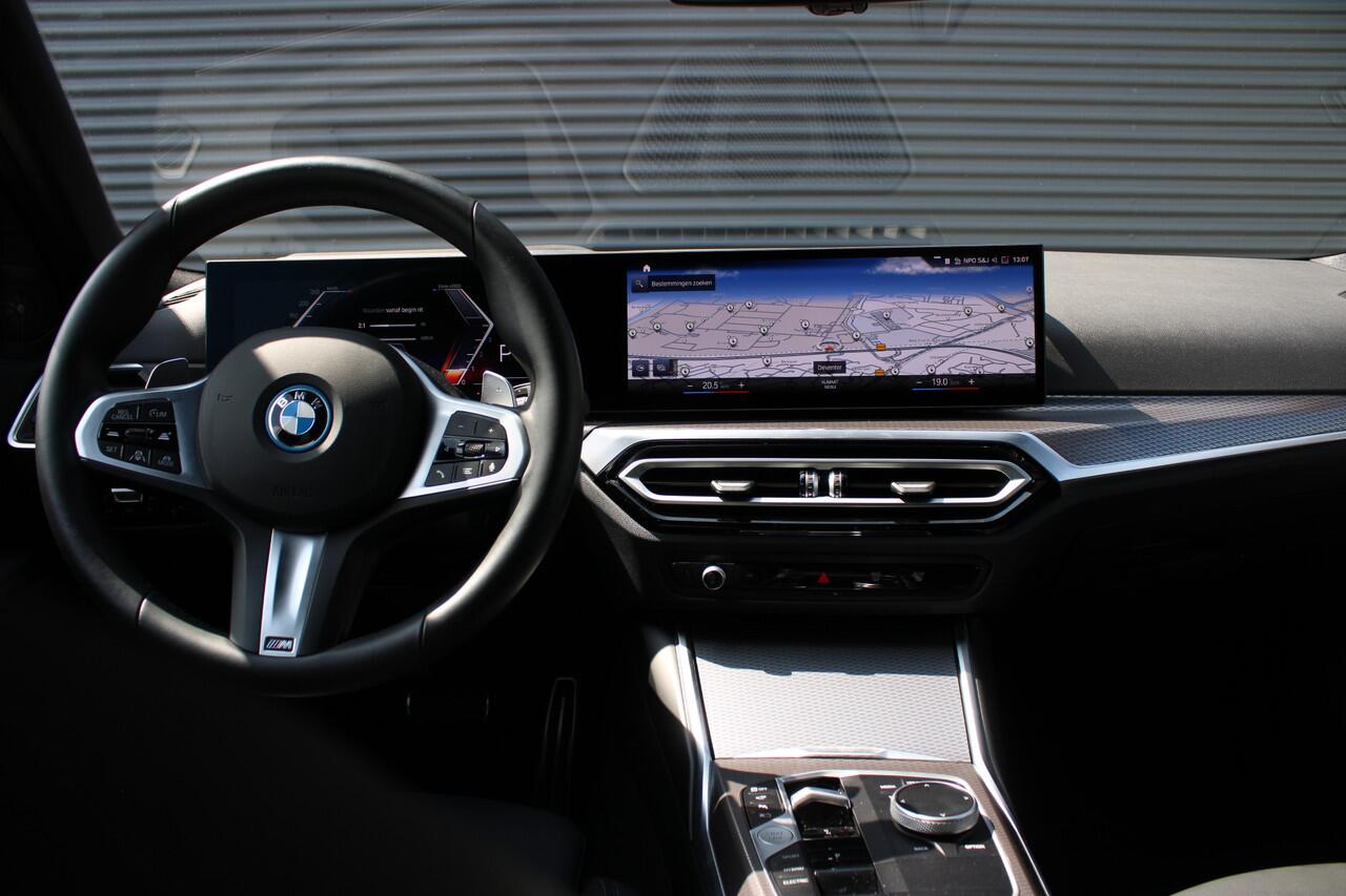 BMW 3-SERIE Touring 330e M-Sport Melbourne-Red Metallic Adaptive-Led Head-Up Harman-Kardon 360-Carmera Leer Elektr.-Trekhaak