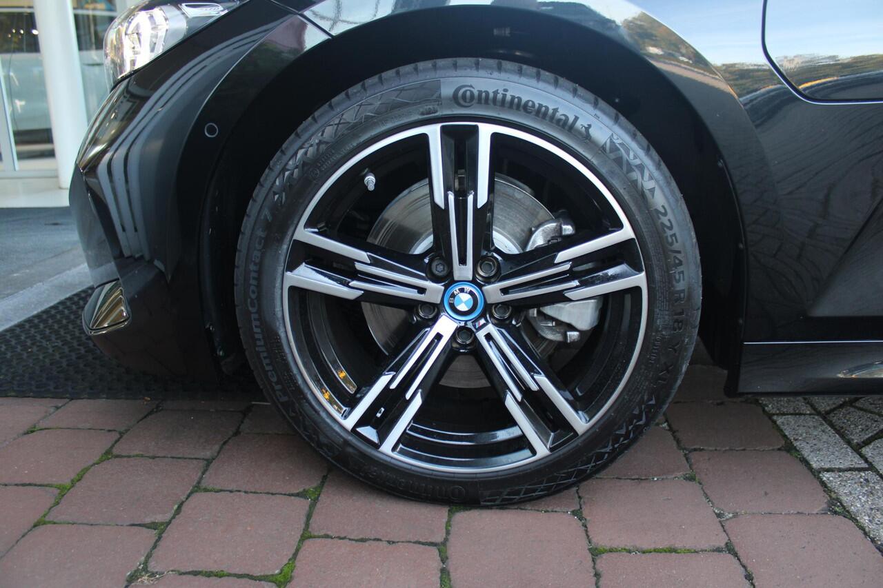 BMW 3-SERIE Touring 320e 205PK M-SPORT | PANORAMISCH SCHUIF/KANTEL DAK | M-SPORT PAKKET INTERIEUR/EXTERIEUR | SFEER VERLICHTING | ELEKTRISCH BEDIENBARE VOORSTOELEN MET GEHEUGEN OP DE BESTUURDERSSTOEL | STOEL VERWARMING | HEAD UP DISPLAY | CRUISE CONTROL | NAVIGATIE |