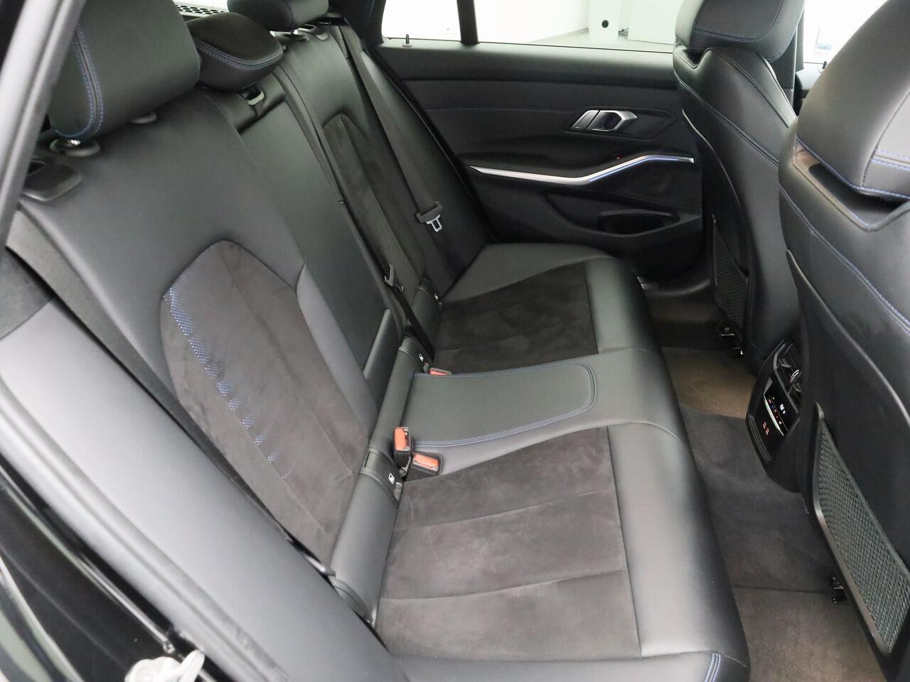 BMW 3-SERIE Touring 318i Automaat M-Sport | CAMERA | CARPLAY | STOELVERWARMING