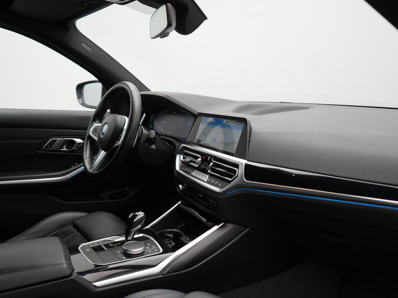 BMW 3-SERIE 330e M Sport Plug In Hybrid 293pk Dealer O.H. PHEV | Adaptief Onderstel | Sfeerverlichting | Alcantara Sportstoelen Verwarmd | Virtual | Apple Carplay | Navigatie | Cruise Control | DAB | 19"L.M |
