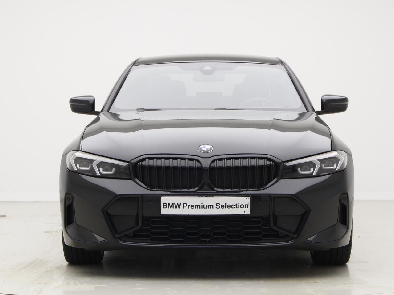 BMW 3-SERIE 320i Sedan M-Sport | 18" | Camera | Harman Kardon | Privacy Glass | Voorbereiding Driving Assistance
